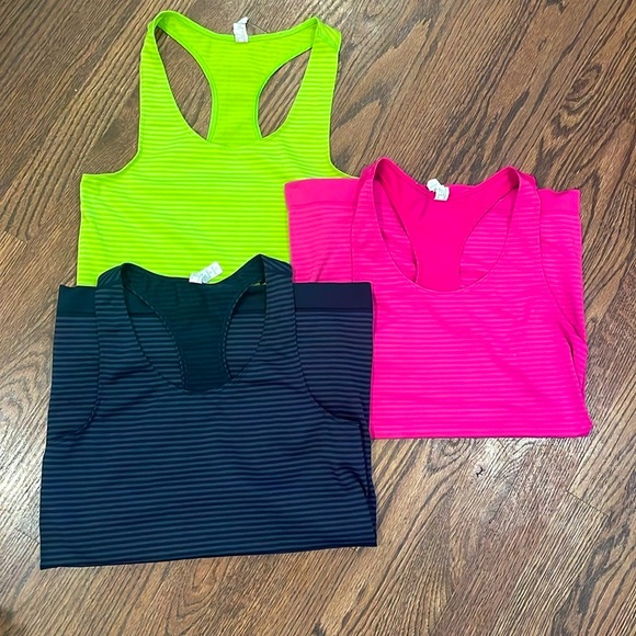 Under Armour Tops - Under Armour pack of three heatgear tanks size medium
